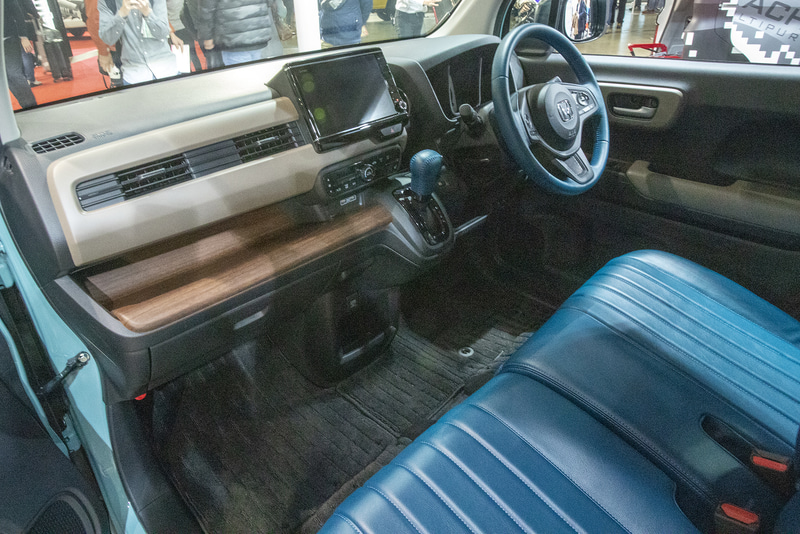 インパネまわりはノーマルだが、ステアリングとシフトノブをシートと同じ生地にしている