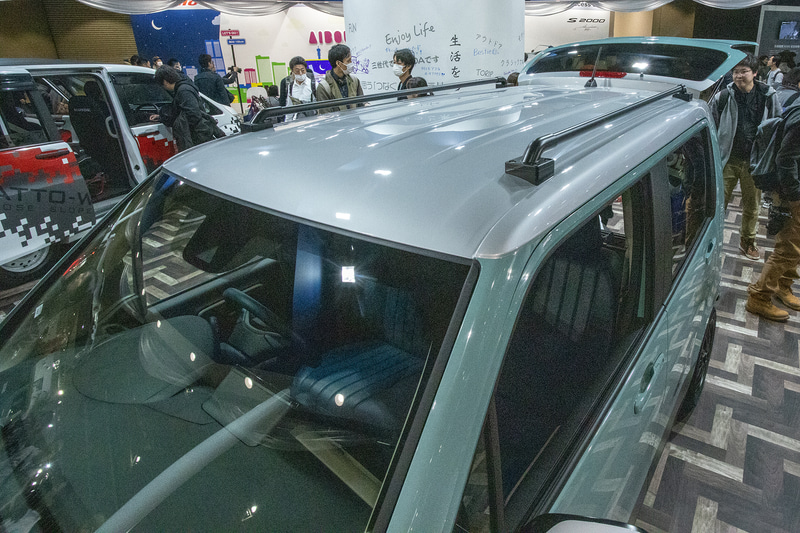 アウトドアイメージをプラスするためルーフレールを追加