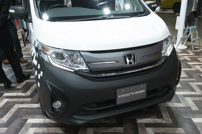 フロントバンパーに付くフォグランプは純正アクセサリー