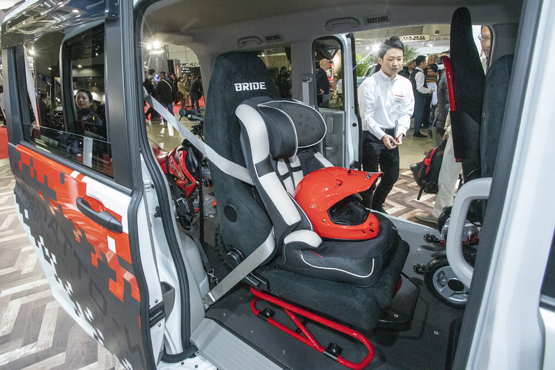 セカンドシートはベースをオリジナルで製作。フロアへの固定は専用のフックを使用