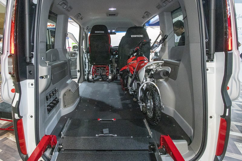 フロアの改造と運転席シート以外はほぼ市販の車いす仕様車のまま