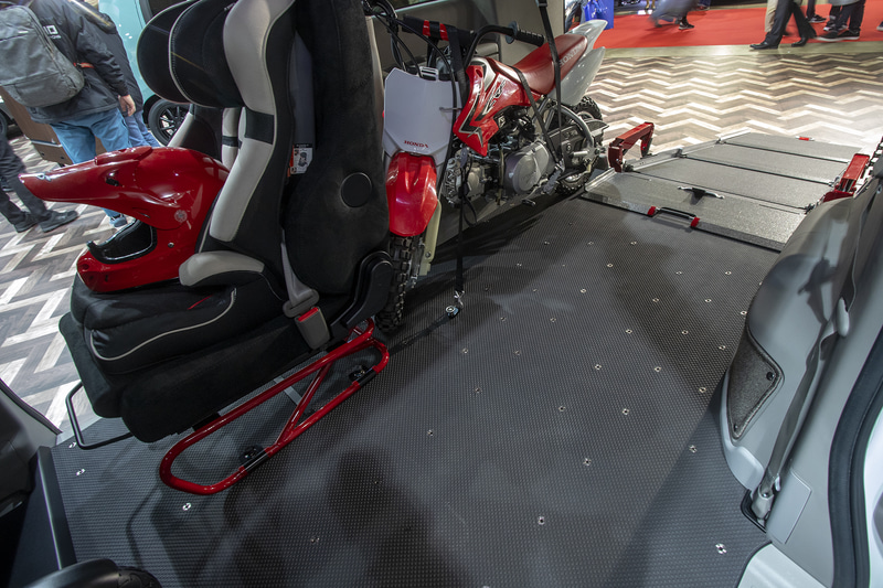 フロアの表面はN-VAN純正アクセサリーにも使われているTPOマットを使用。フロアにポツポツある丸いところがワンタッチ式ロックを装着するためのもの