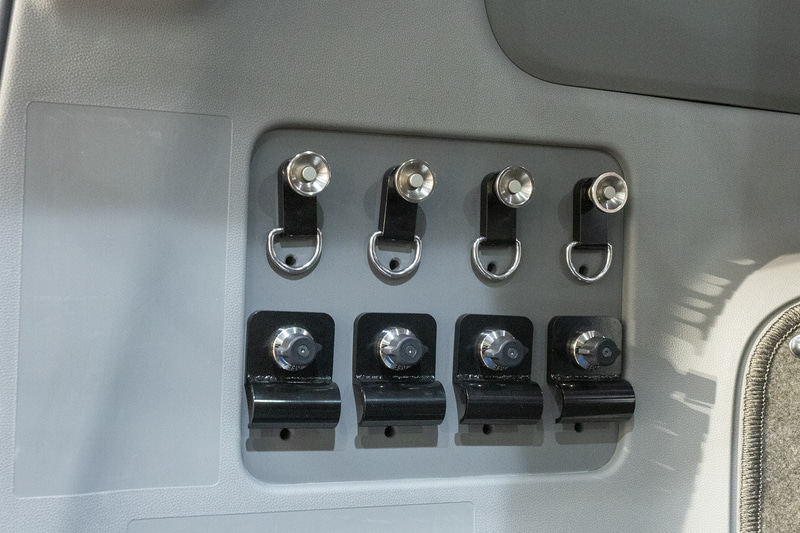 スペアのロックを付けてある。下段はシート固定用