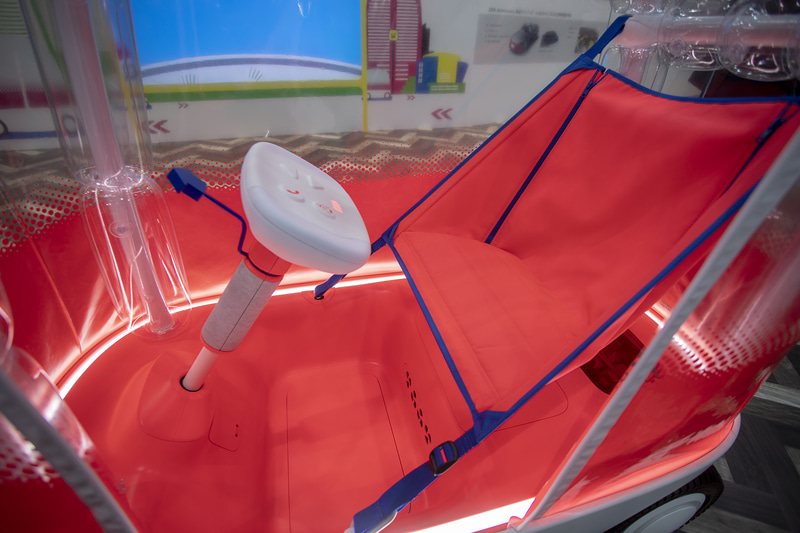 シートはアウトドア用チェアやハンモックのようなスタイル。フックの位置でリクライニング角度を変えられる