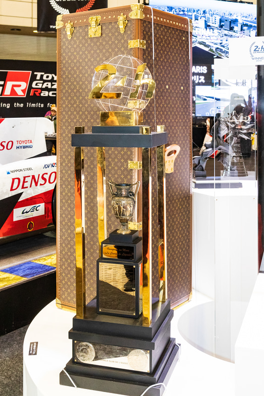 トロフィーの展示。ル・マン24時間レースのトロフィーはブランド物バッグも込みだとか（ただし貸与品）