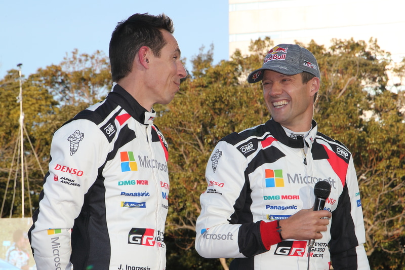 ファンの前で楽しそうな2人