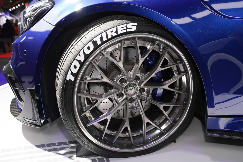 フロントタイヤはPROXES Sports。サイズは255/30ZR20