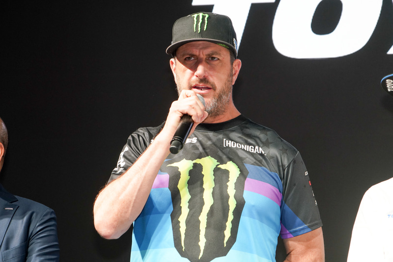 世界的ラリードライバーのケン・ブロック選手。ジムカーナ用も、自分が街乗りしている車両もすべてTOYO TIREにしていて、欲しいパフォーマンスをそのまま得られるとのこと