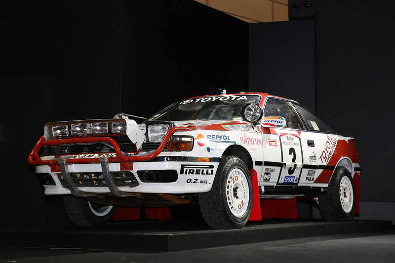 ステージ上にはサファリラリー仕様のセリカなどの姿も