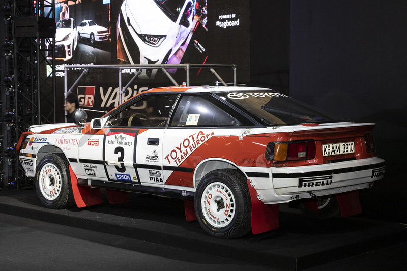 ステージ上にはサファリラリー仕様のセリカなどの姿も
