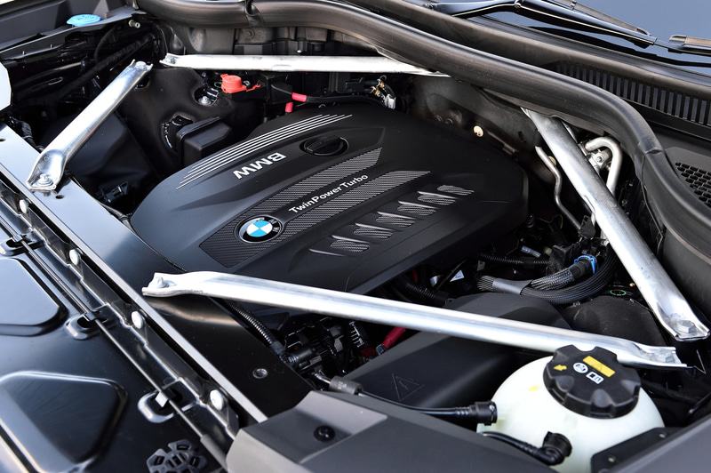 X7 xDrive35dが搭載する直列6気筒DOHC 3.0リッターディーゼル「B57D30A」型エンジンは、最高出力195kW（265PS）/4000rpm、最大トルク620Nm/2000-2500rpmを発生。WLTCモード燃費は11.4km/L