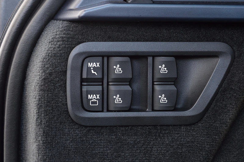 インテリアではシート表皮に厳選した牛革を使用する「BMW Individualメリノ・レザー」をスタンダードモデル以外のグレードで標準装備したほか、シフトセレクターやスタート/ストップボタンなどに透明度の高いクリスタルを採用。セカンドシートは6人乗りのキャプテンシート、7人乗りのベンチシートの2種類が用意される（撮影車はキャプテンシート）。ラゲッジスペースの容量は750Lで、後席を折りたたむと2120Lまで拡大可能