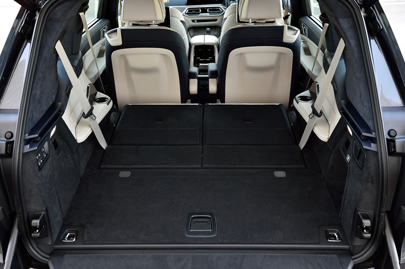 インテリアではシート表皮に厳選した牛革を使用する「BMW Individualメリノ・レザー」をスタンダードモデル以外のグレードで標準装備したほか、シフトセレクターやスタート/ストップボタンなどに透明度の高いクリスタルを採用。セカンドシートは6人乗りのキャプテンシート、7人乗りのベンチシートの2種類が用意される（撮影車はキャプテンシート）。ラゲッジスペースの容量は750Lで、後席を折りたたむと2120Lまで拡大可能