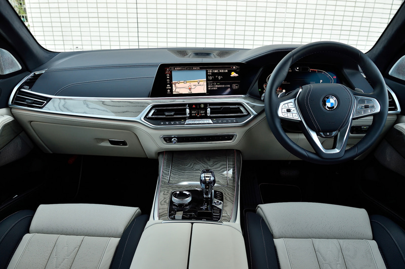 インテリアではシート表皮に厳選した牛革を使用する「BMW Individualメリノ・レザー」をスタンダードモデル以外のグレードで標準装備したほか、シフトセレクターやスタート/ストップボタンなどに透明度の高いクリスタルを採用。セカンドシートは6人乗りのキャプテンシート、7人乗りのベンチシートの2種類が用意される（撮影車はキャプテンシート）。ラゲッジスペースの容量は750Lで、後席を折りたたむと2120Lまで拡大可能