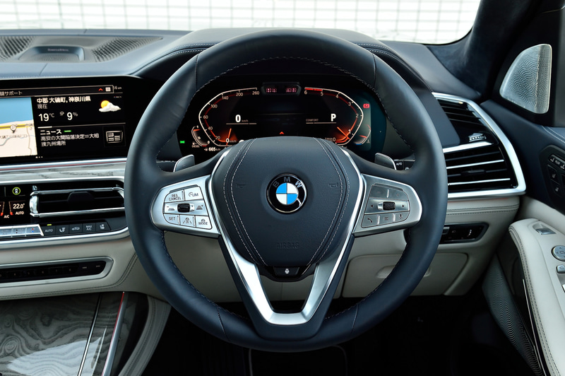 インテリアではシート表皮に厳選した牛革を使用する「BMW Individualメリノ・レザー」をスタンダードモデル以外のグレードで標準装備したほか、シフトセレクターやスタート/ストップボタンなどに透明度の高いクリスタルを採用。セカンドシートは6人乗りのキャプテンシート、7人乗りのベンチシートの2種類が用意される（撮影車はキャプテンシート）。ラゲッジスペースの容量は750Lで、後席を折りたたむと2120Lまで拡大可能