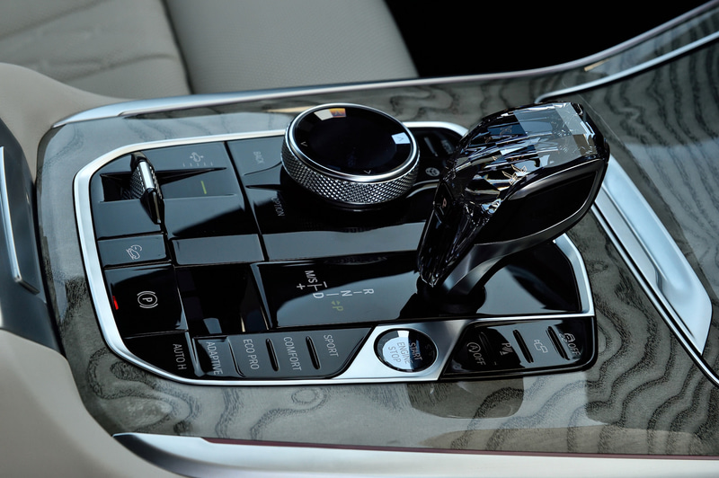 インテリアではシート表皮に厳選した牛革を使用する「BMW Individualメリノ・レザー」をスタンダードモデル以外のグレードで標準装備したほか、シフトセレクターやスタート/ストップボタンなどに透明度の高いクリスタルを採用。セカンドシートは6人乗りのキャプテンシート、7人乗りのベンチシートの2種類が用意される（撮影車はキャプテンシート）。ラゲッジスペースの容量は750Lで、後席を折りたたむと2120Lまで拡大可能