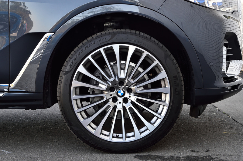 足まわりでは各ホイールに設置したセンサ―で路面状況を感知し、必要に応じて車高を上下それぞれ40mm自動調整する「4輪アダプティブ・エア・サスペンション」、カメラで進行方向の路面状況をチェックし、エアサスペンションに加えてダンパー調整、ロール回避などを最適化する「エグゼクティブ・ドライブ・プロ」を採用する。足下は22インチアルミホイールにピレリ「P ZERO」（275/40R22）の組み合わせ