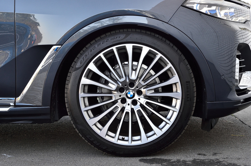 足まわりでは各ホイールに設置したセンサ―で路面状況を感知し、必要に応じて車高を上下それぞれ40mm自動調整する「4輪アダプティブ・エア・サスペンション」、カメラで進行方向の路面状況をチェックし、エアサスペンションに加えてダンパー調整、ロール回避などを最適化する「エグゼクティブ・ドライブ・プロ」を採用する。足下は22インチアルミホイールにピレリ「P ZERO」（275/40R22）の組み合わせ