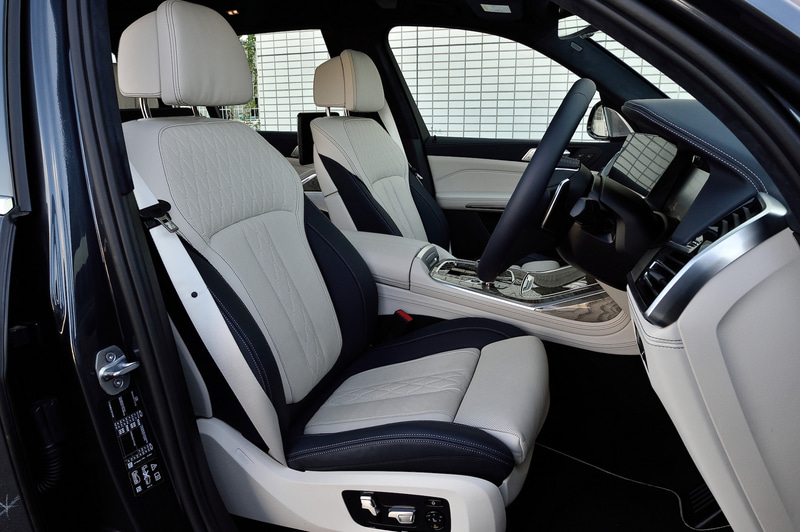 インテリアではシート表皮に厳選した牛革を使用する「BMW Individualメリノ・レザー」をスタンダードモデル以外のグレードで標準装備したほか、シフトセレクターやスタート/ストップボタンなどに透明度の高いクリスタルを採用。セカンドシートは6人乗りのキャプテンシート、7人乗りのベンチシートの2種類が用意される（撮影車はキャプテンシート）。ラゲッジスペースの容量は750Lで、後席を折りたたむと2120Lまで拡大可能