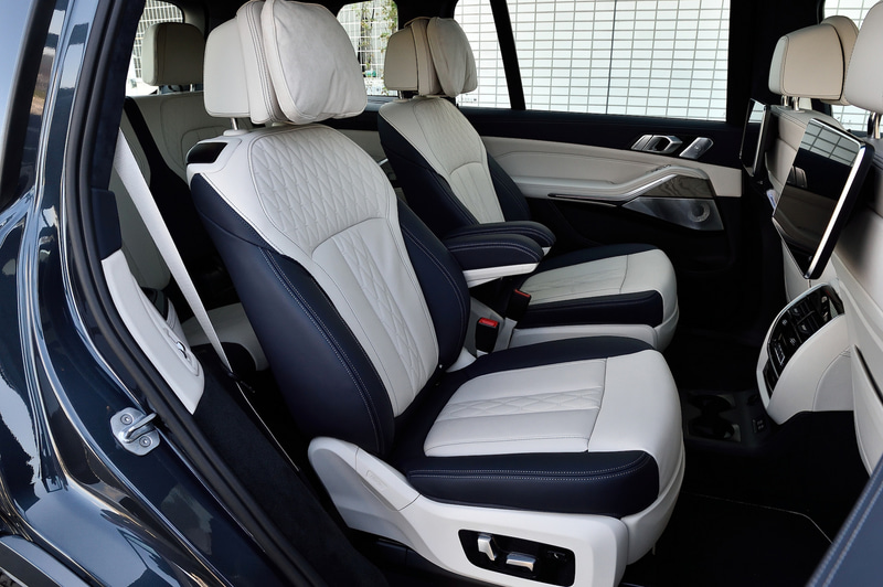 インテリアではシート表皮に厳選した牛革を使用する「BMW Individualメリノ・レザー」をスタンダードモデル以外のグレードで標準装備したほか、シフトセレクターやスタート/ストップボタンなどに透明度の高いクリスタルを採用。セカンドシートは6人乗りのキャプテンシート、7人乗りのベンチシートの2種類が用意される（撮影車はキャプテンシート）。ラゲッジスペースの容量は750Lで、後席を折りたたむと2120Lまで拡大可能