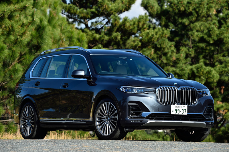 今回の試乗車は2019年6月に発売された3列シート仕様の最上級ラグジュアリーSAV（スポーツ・アクティビティ・ビークル）「X7」。ボディサイズは5165×2000×1835mm（全長×全幅×全高）、ホイールベースは3105mm。撮影車は「X7 xDrive35d」で、価格は1099万円