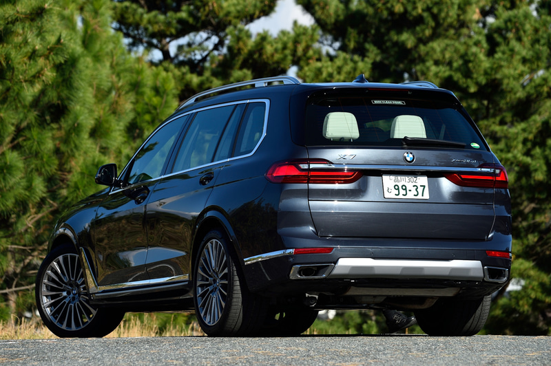 今回の試乗車は2019年6月に発売された3列シート仕様の最上級ラグジュアリーSAV（スポーツ・アクティビティ・ビークル）「X7」。ボディサイズは5165×2000×1835mm（全長×全幅×全高）、ホイールベースは3105mm。撮影車は「X7 xDrive35d」で、価格は1099万円