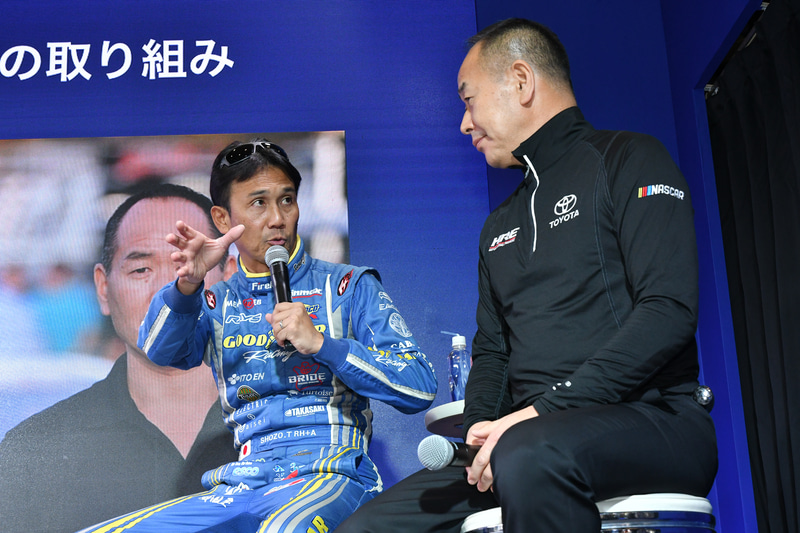 服部氏（右）に質問する田ヶ原氏（左）