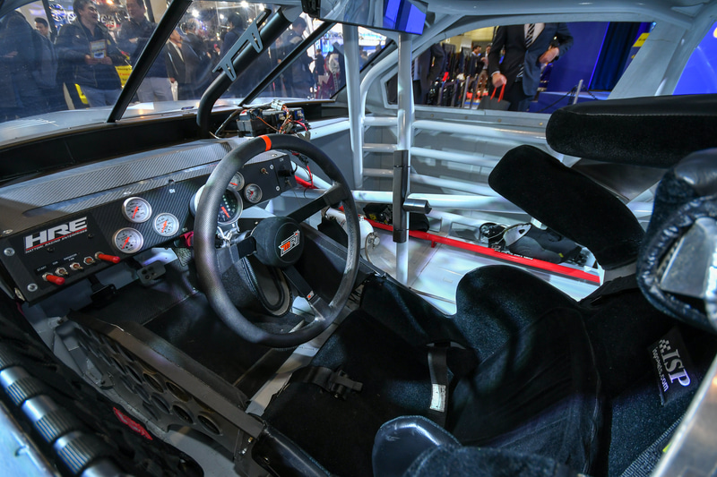 車名はスープラだが、実際にはボディのほとんどがFRPとデカールで作られている