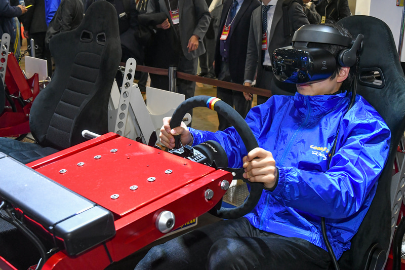 傾いたり振動したりするシートで、VRを使ってレースを体験できる