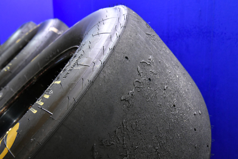 実際にコースを走ったタイヤ表面に触れてみることもできる