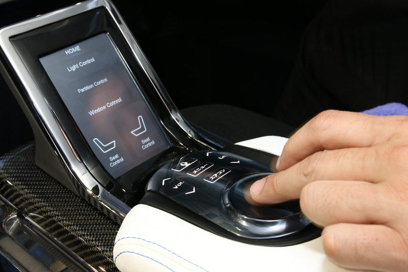 プレミアムリムジンと呼ぶに相応しいラグジュアリーな後席