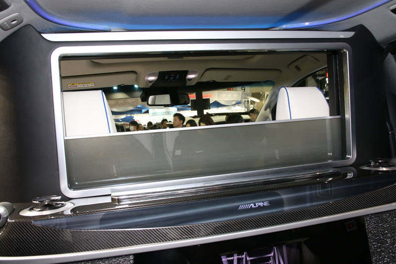 パーテーションを上げれば後席は完全に独立した空間となり、オーディオ的にも4ch＋ウーファーのこだわりの空間を構築する