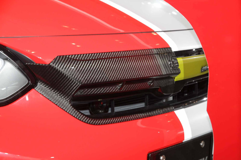フロントが引き締まった印象になるカーボンフロントグリル