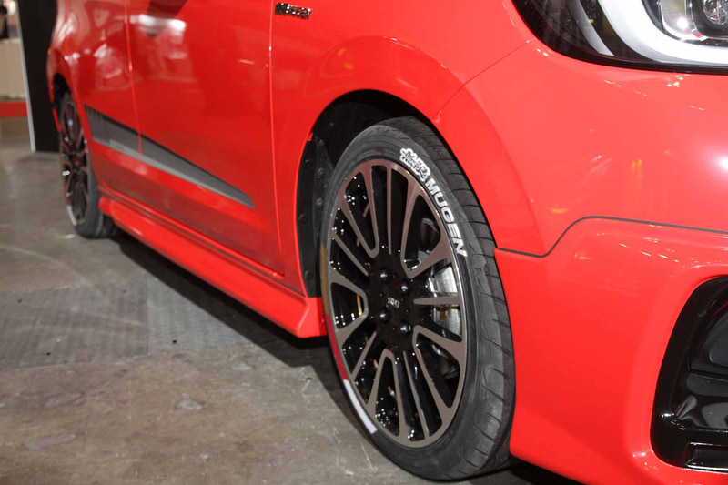 サイドスポイラー、ボディサイドデカールに加え、タイヤステッカー、17インチアルミホイール「MDE」でカスタマイズ