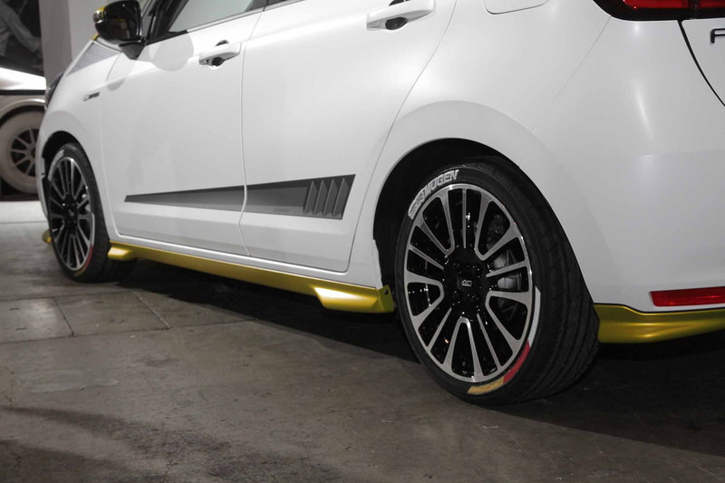 サイドスポイラー、ボディサイドデカール、タイヤステッカー、17インチアルミホイール「MDE」でカスタマイズ