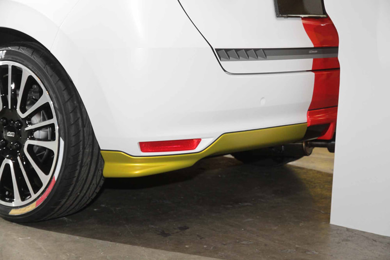 後ろ姿もオシャレに演出するリアアンダースポイラー