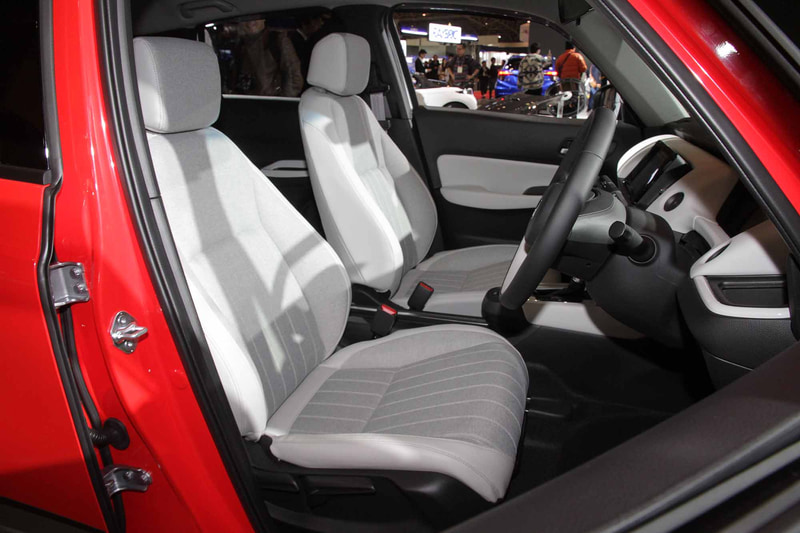 カーボンルームミラーカバー、パワースイッチ、スポーツマット、スポーツラゲッジマット、スカッフプレート、ドアインナープロテクター、ドアリフレクションフィルム、ドアハンドルプロテクター、カーボンナンバープレートガーニッシュ、ナンバープレートボルト、無限メタルロゴエンブレムといったパーツを装着