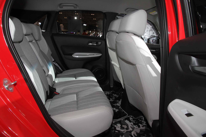 カーボンルームミラーカバー、パワースイッチ、スポーツマット、スポーツラゲッジマット、スカッフプレート、ドアインナープロテクター、ドアリフレクションフィルム、ドアハンドルプロテクター、カーボンナンバープレートガーニッシュ、ナンバープレートボルト、無限メタルロゴエンブレムといったパーツを装着