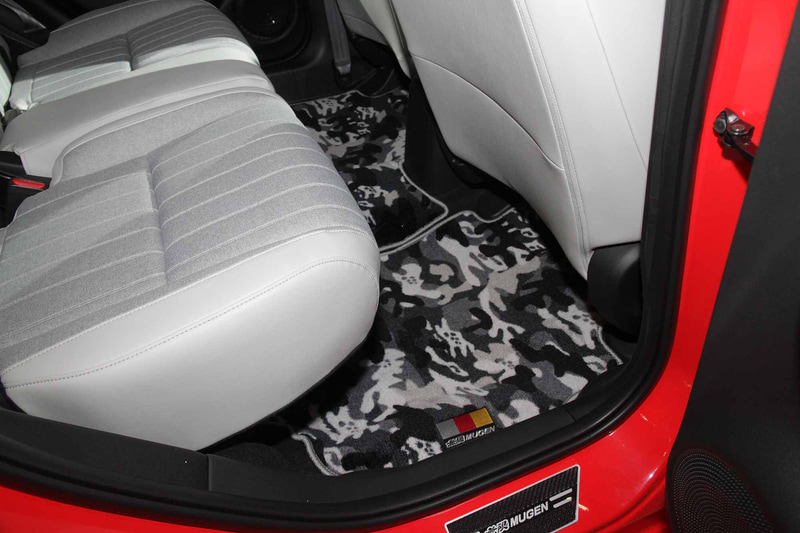 カーボンルームミラーカバー、パワースイッチ、スポーツマット、スポーツラゲッジマット、スカッフプレート、ドアインナープロテクター、ドアリフレクションフィルム、ドアハンドルプロテクター、カーボンナンバープレートガーニッシュ、ナンバープレートボルト、無限メタルロゴエンブレムといったパーツを装着