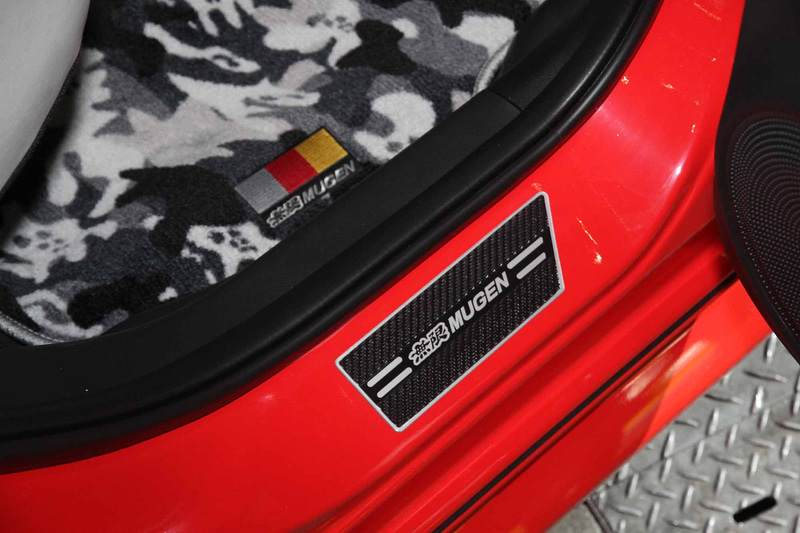 カーボンルームミラーカバー、パワースイッチ、スポーツマット、スポーツラゲッジマット、スカッフプレート、ドアインナープロテクター、ドアリフレクションフィルム、ドアハンドルプロテクター、カーボンナンバープレートガーニッシュ、ナンバープレートボルト、無限メタルロゴエンブレムといったパーツを装着