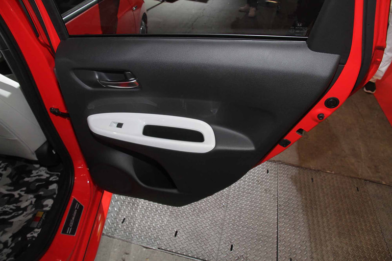 カーボンルームミラーカバー、パワースイッチ、スポーツマット、スポーツラゲッジマット、スカッフプレート、ドアインナープロテクター、ドアリフレクションフィルム、ドアハンドルプロテクター、カーボンナンバープレートガーニッシュ、ナンバープレートボルト、無限メタルロゴエンブレムといったパーツを装着