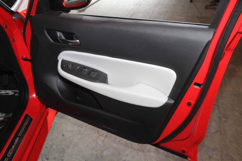 カーボンルームミラーカバー、パワースイッチ、スポーツマット、スポーツラゲッジマット、スカッフプレート、ドアインナープロテクター、ドアリフレクションフィルム、ドアハンドルプロテクター、カーボンナンバープレートガーニッシュ、ナンバープレートボルト、無限メタルロゴエンブレムといったパーツを装着