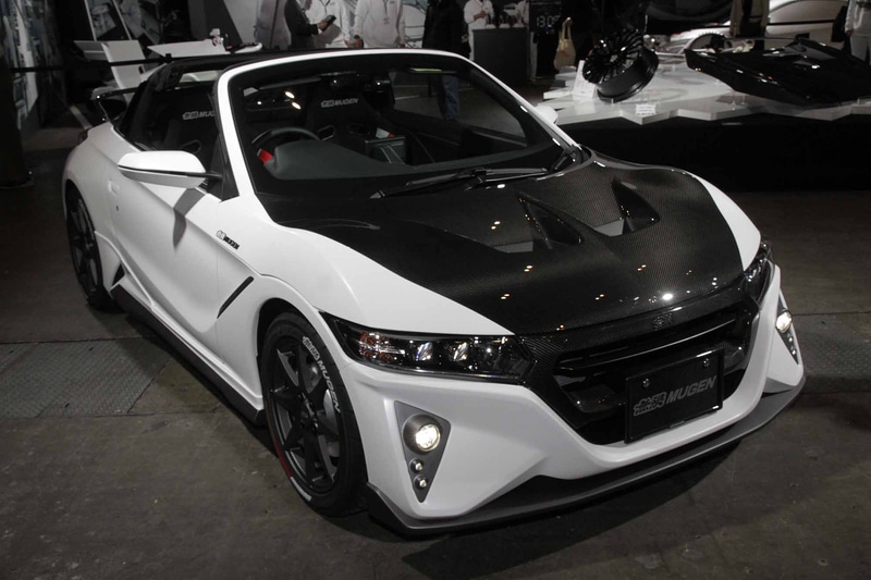 「MUGEN S660 Concept」は、フロントエアロバンパー、LEDフォグランプ、エアロイルミネーション、サイドスポイラー、リアエアロバンパー、カーボンフロントグリル、カーボンエアロボンネット、カーボンエンジンフード、カーボンリアウイング、スポーツサイレンサー（チタン製）、車高調整式スポーツサスペンション、カーボンナンバープレートガーニッシュ、パフォーマンスダンパーといった2020年夏発売予定のパーツを装着して参考出品