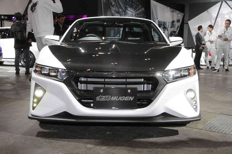 「MUGEN S660 Concept」は、フロントエアロバンパー、LEDフォグランプ、エアロイルミネーション、サイドスポイラー、リアエアロバンパー、カーボンフロントグリル、カーボンエアロボンネット、カーボンエンジンフード、カーボンリアウイング、スポーツサイレンサー（チタン製）、車高調整式スポーツサスペンション、カーボンナンバープレートガーニッシュ、パフォーマンスダンパーといった2020年夏発売予定のパーツを装着して参考出品