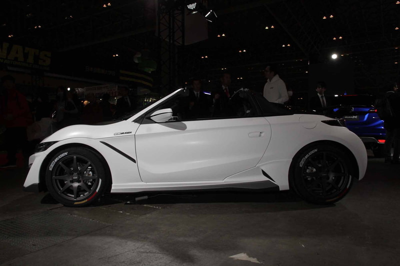 「MUGEN S660 Concept」は、フロントエアロバンパー、LEDフォグランプ、エアロイルミネーション、サイドスポイラー、リアエアロバンパー、カーボンフロントグリル、カーボンエアロボンネット、カーボンエンジンフード、カーボンリアウイング、スポーツサイレンサー（チタン製）、車高調整式スポーツサスペンション、カーボンナンバープレートガーニッシュ、パフォーマンスダンパーといった2020年夏発売予定のパーツを装着して参考出品