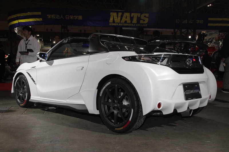 「MUGEN S660 Concept」は、フロントエアロバンパー、LEDフォグランプ、エアロイルミネーション、サイドスポイラー、リアエアロバンパー、カーボンフロントグリル、カーボンエアロボンネット、カーボンエンジンフード、カーボンリアウイング、スポーツサイレンサー（チタン製）、車高調整式スポーツサスペンション、カーボンナンバープレートガーニッシュ、パフォーマンスダンパーといった2020年夏発売予定のパーツを装着して参考出品