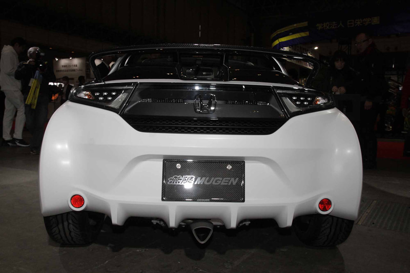 「MUGEN S660 Concept」は、フロントエアロバンパー、LEDフォグランプ、エアロイルミネーション、サイドスポイラー、リアエアロバンパー、カーボンフロントグリル、カーボンエアロボンネット、カーボンエンジンフード、カーボンリアウイング、スポーツサイレンサー（チタン製）、車高調整式スポーツサスペンション、カーボンナンバープレートガーニッシュ、パフォーマンスダンパーといった2020年夏発売予定のパーツを装着して参考出品