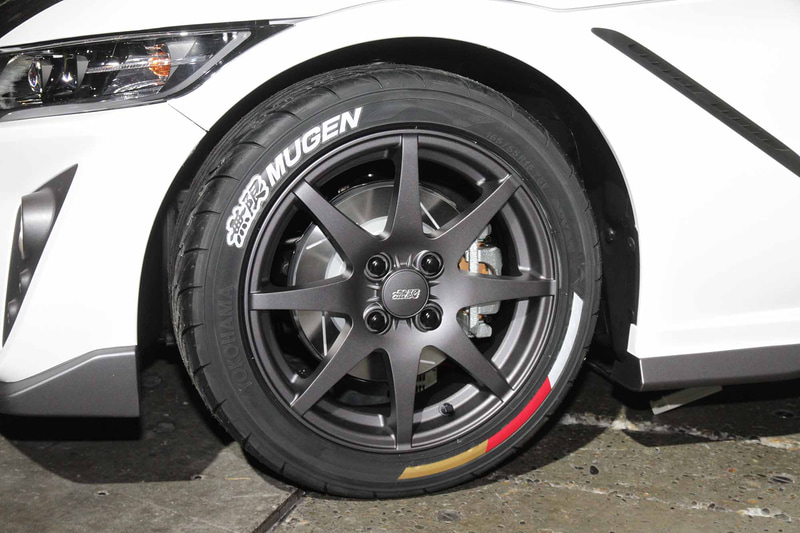 鍛造アルミホイールは左右で15インチと16インチで異なる径のものを装着。タイヤステッカーで華やかさを加えている