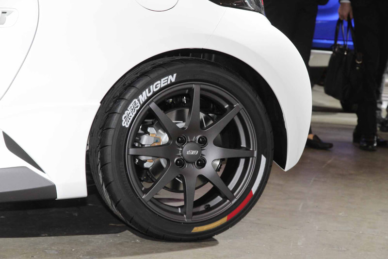 鍛造アルミホイールは左右で15インチと16インチで異なる径のものを装着。タイヤステッカーで華やかさを加えている