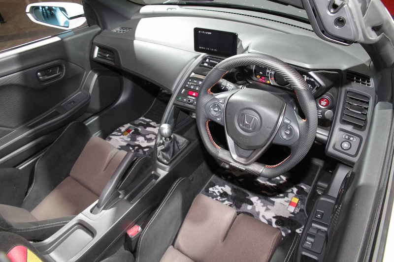 セミバケットシート、スポーツステアリングホイール、スポーツマットといった、こちらも2020年夏発売予定のパーツでインテリアを演出